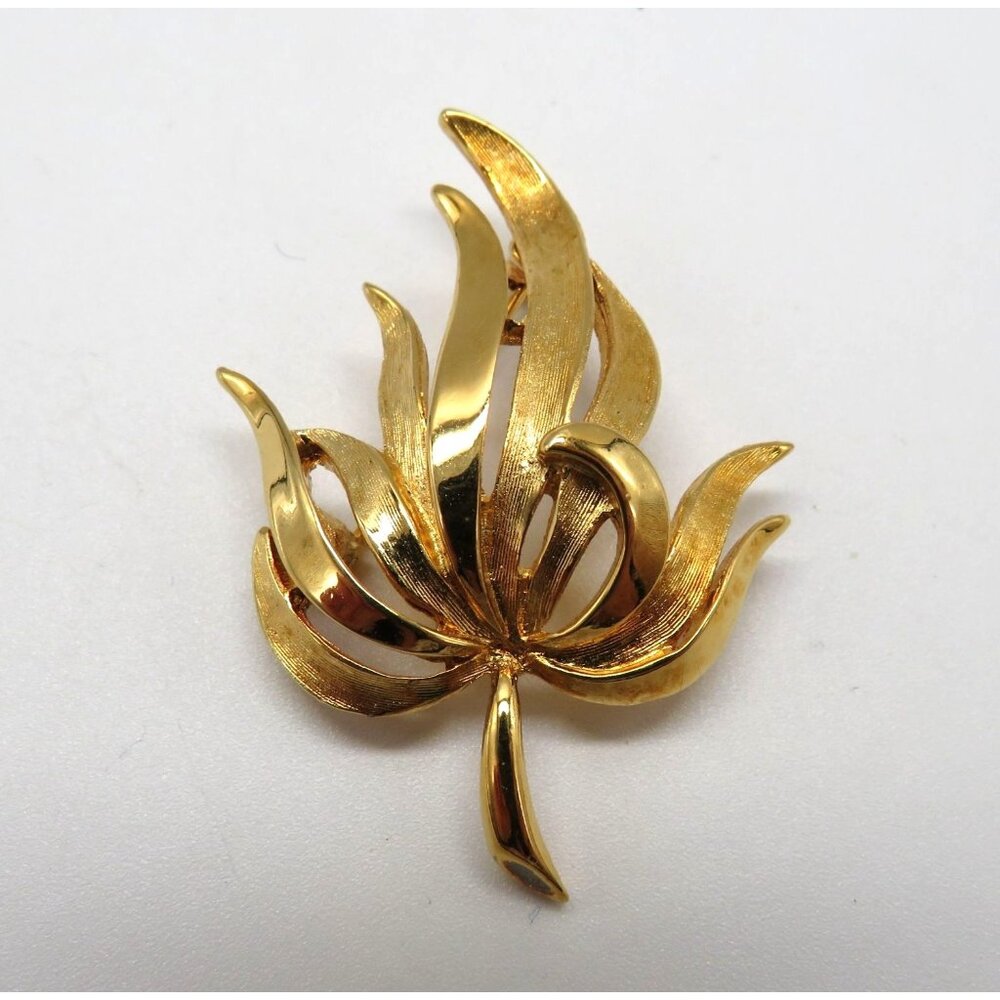 Vintage Leaf Brooch‎ Gold Tone Brushed Polished Pin